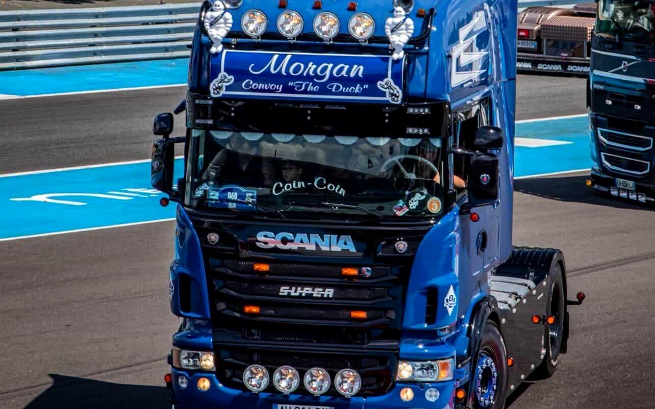 Scania Morgan Convoy The Duck bleu sur circuit