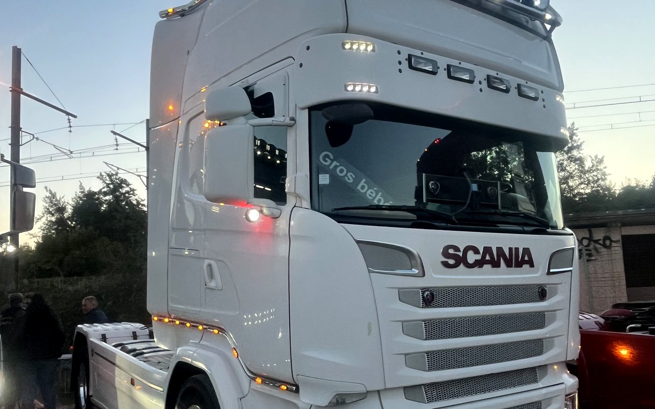 Scania R580 blanc avec lumières